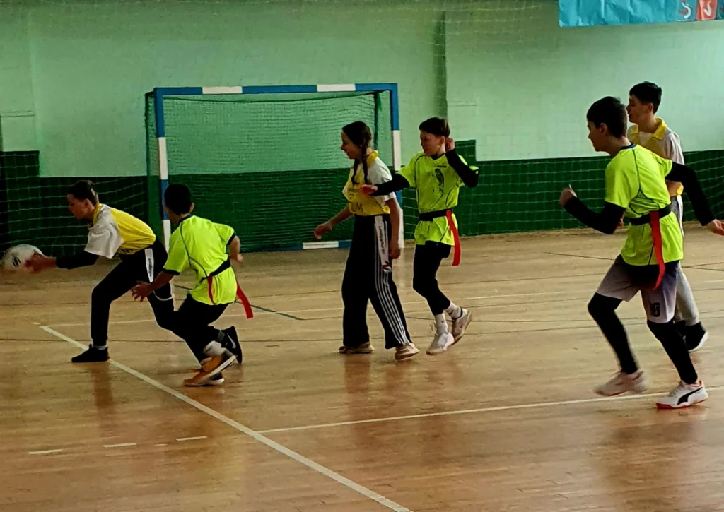 Діти грають у футбол у спортивному залі