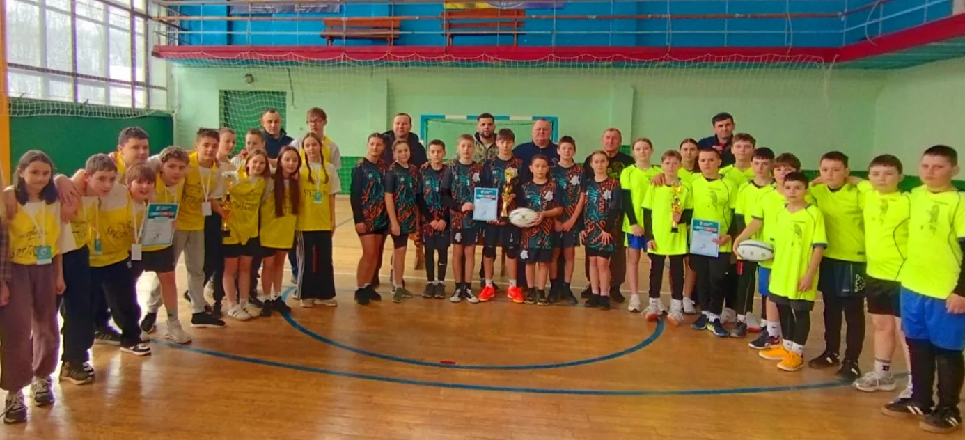 Дитячі команди з регбі на спортивному турнірі