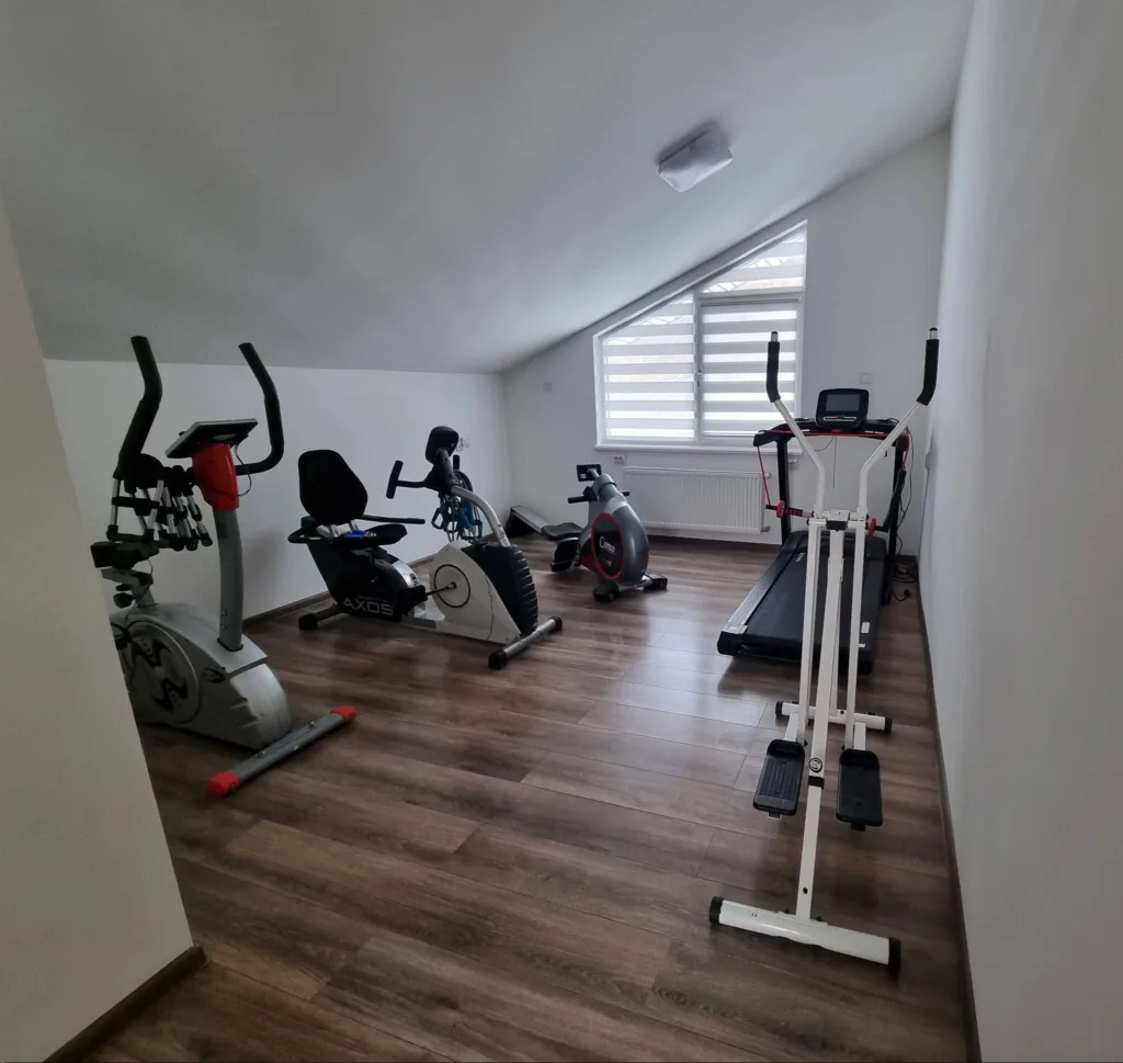 Домашній тренажерний зал з кардіообладнанням
