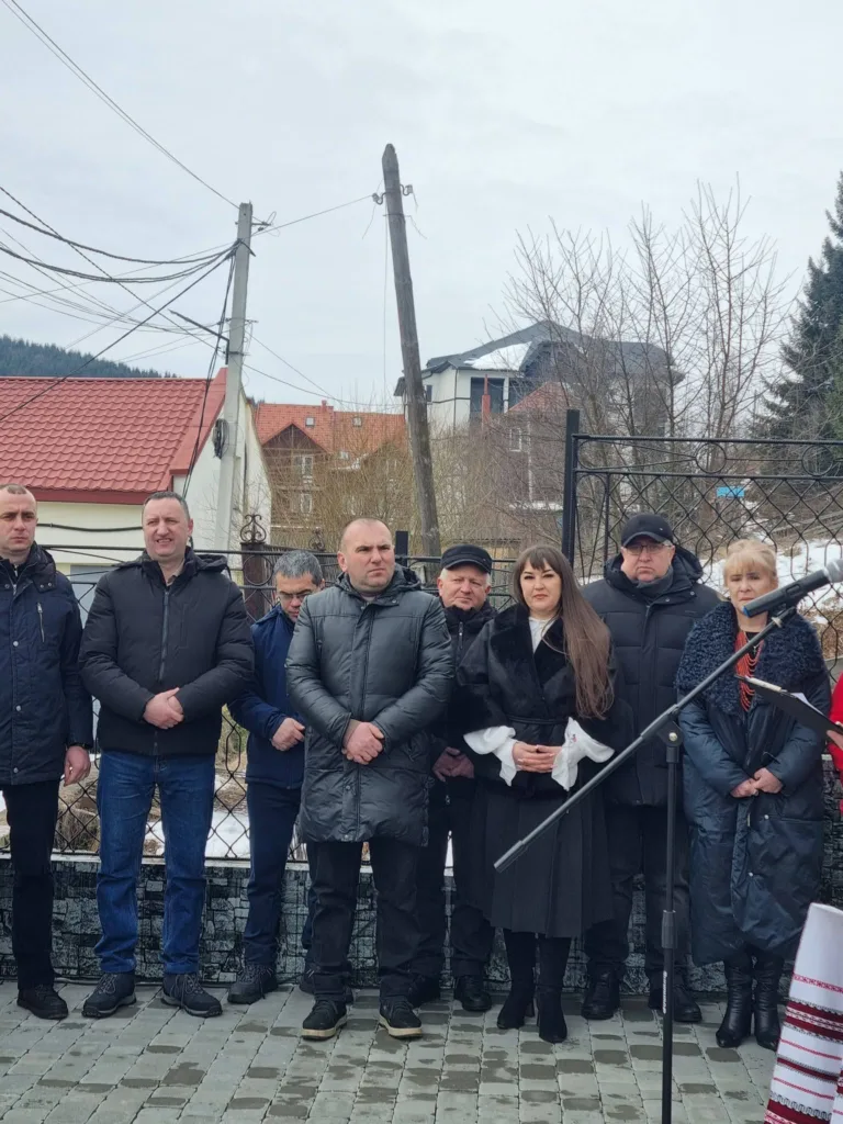 Люди стоять на вулиці під час церемонії