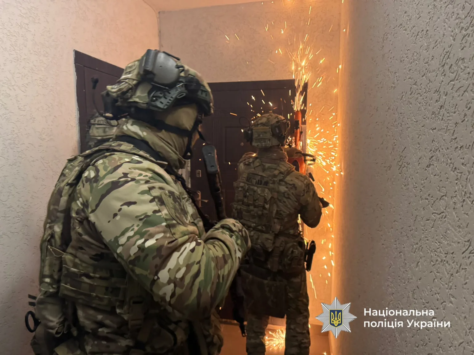 Поліція України проводить штурм квартири
