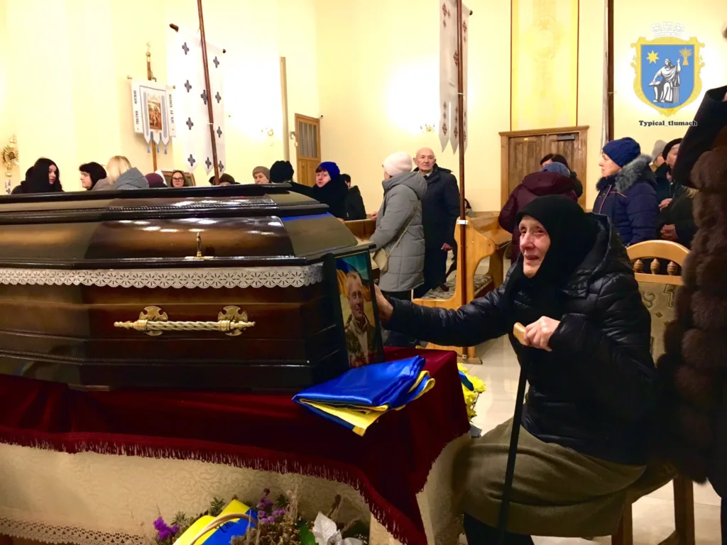 Похорон у церкві, жінка прощається з героєм