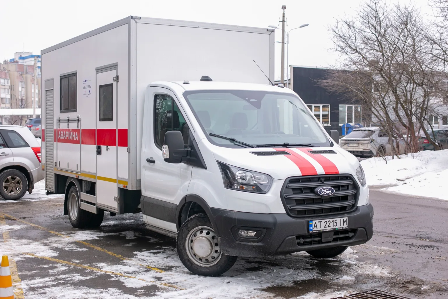 Аварійна службова вантажівка Ford на парковці