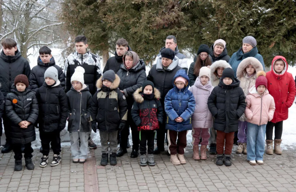 Група дітей і дорослих на вулиці взимку