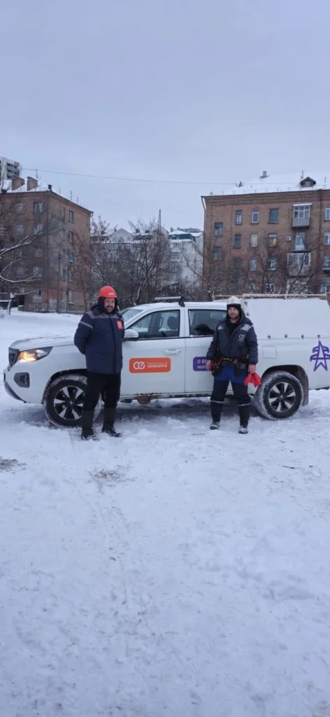 Електрики біля службового автомобіля взимку