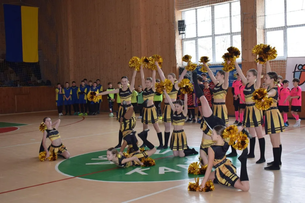 Черлідерки виступають у спортивному залі