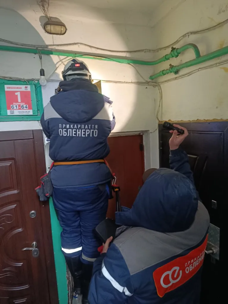 Енергетики ремонтують електропроводку в під'їзді будинку