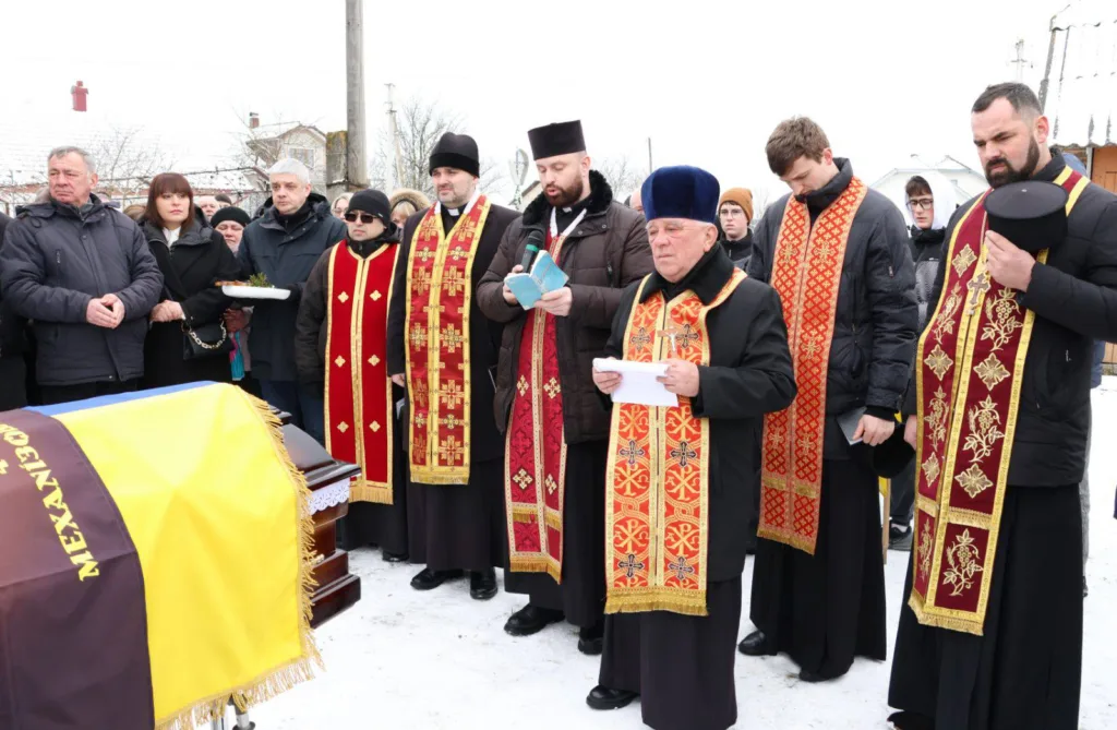 Священники проводять похоронну церемонію на вулиці