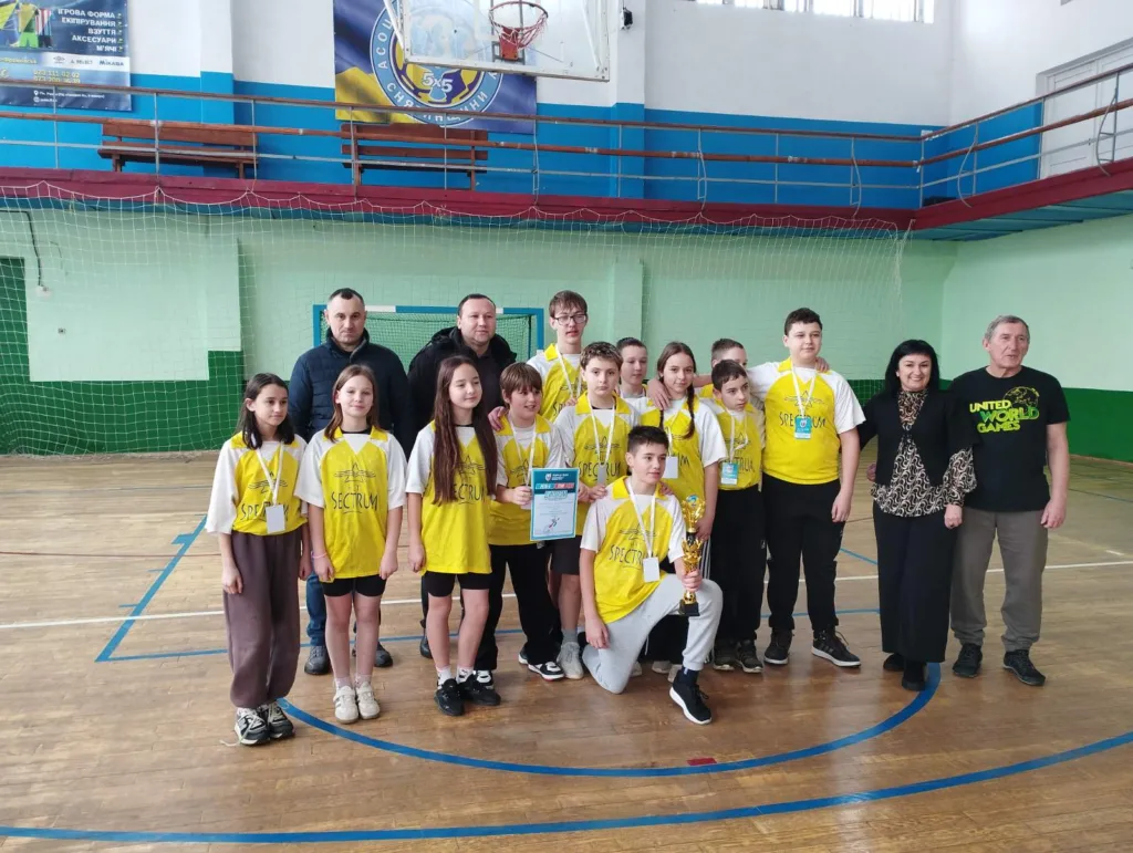 Шкільна команда з медалями у спортивному залі