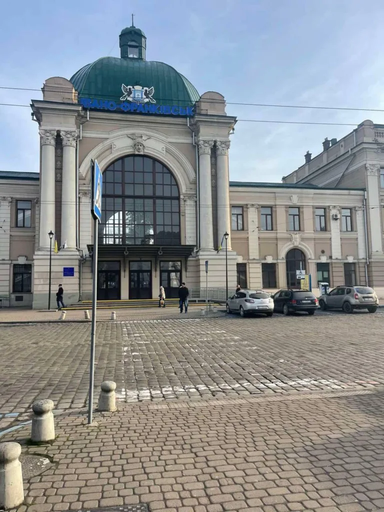 Залізничний вокзал Івано-Франківськ з куполом