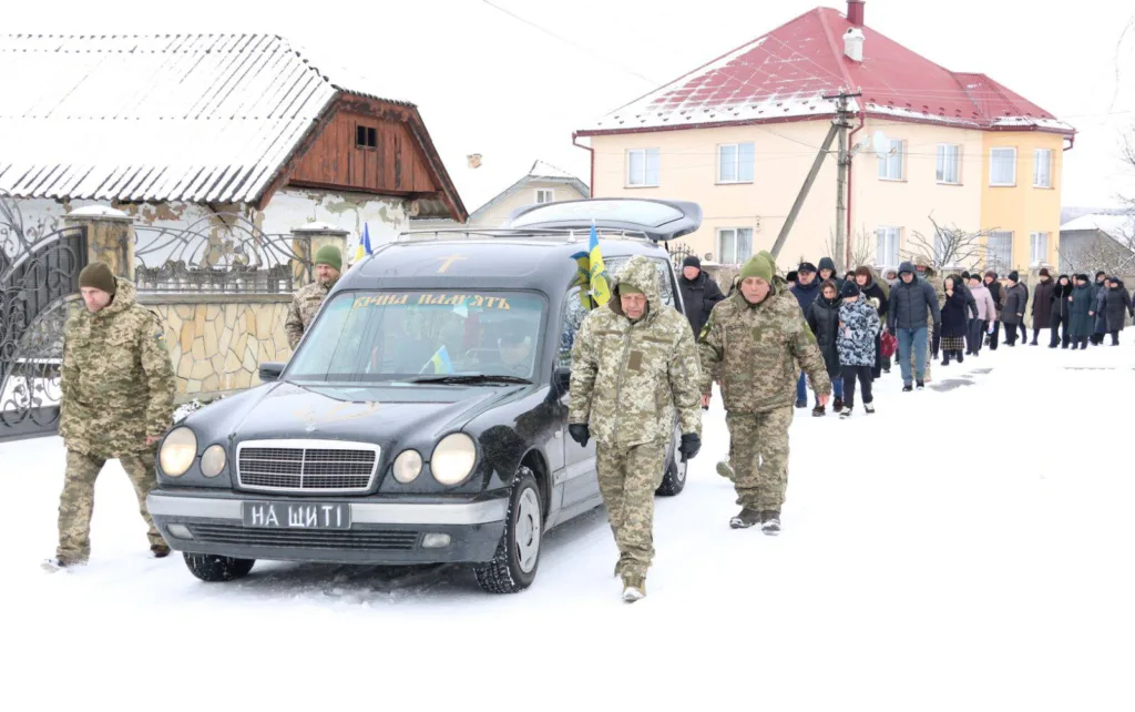 Військовий похорон у зимовому селі України