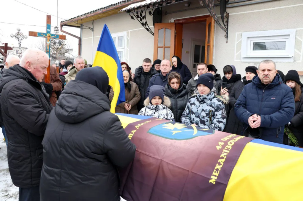 Прощання з військовим героєм під українським прапором