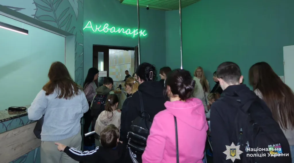 Люди стоять у черзі до аквапарку