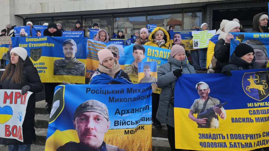 Мітинг з плакатами на підтримку українських військових