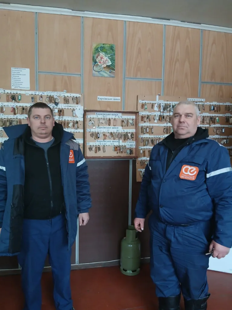 Двоє працівників у формі на робочому місці