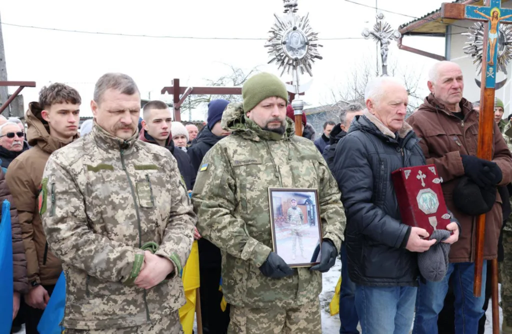 Військові на церемонії прощання з полеглим захисником