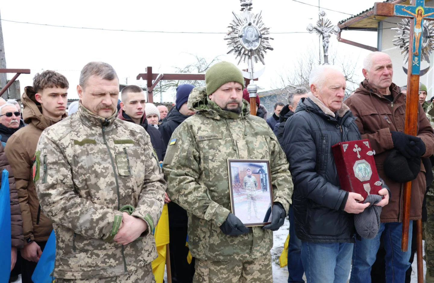 Військові на церемонії прощання з полеглим захисником