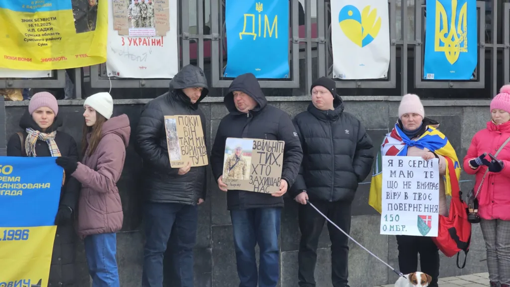 Люди на мирній акції з плакатами підтримки військових