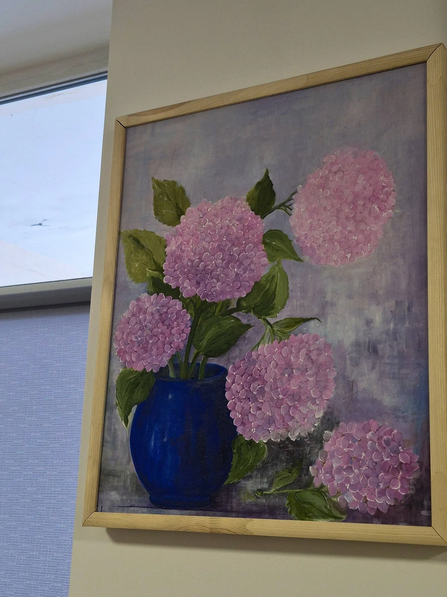 Картина з рожевими гортензіями у синій вазі