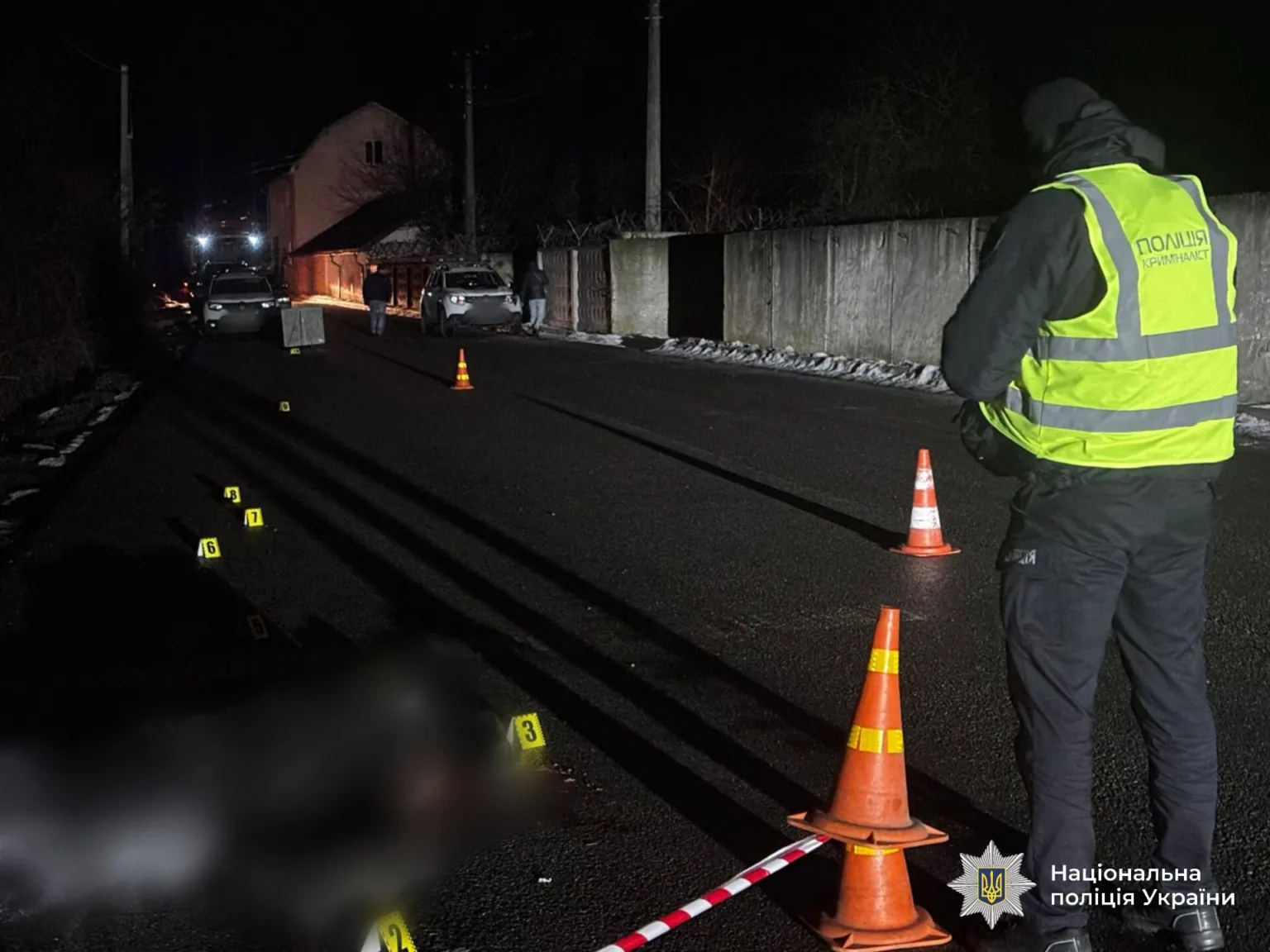 Поліція розслідує місце злочину на дорозі вночі