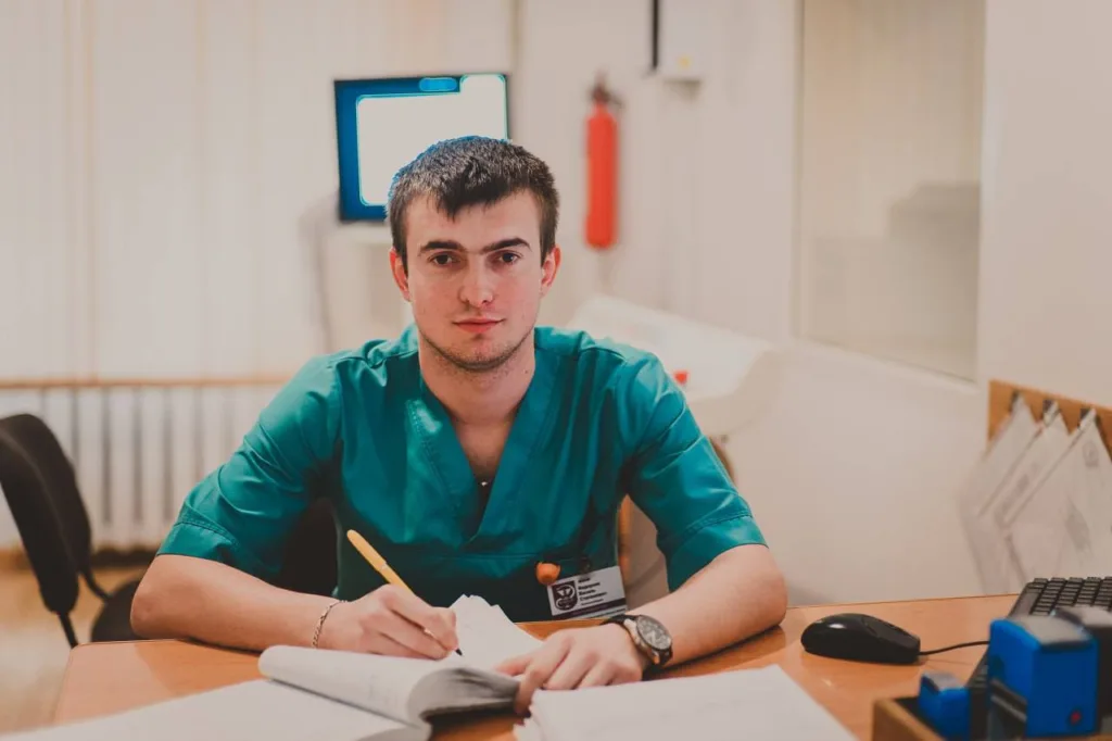 Медичний працівник пише нотатки в кабінеті