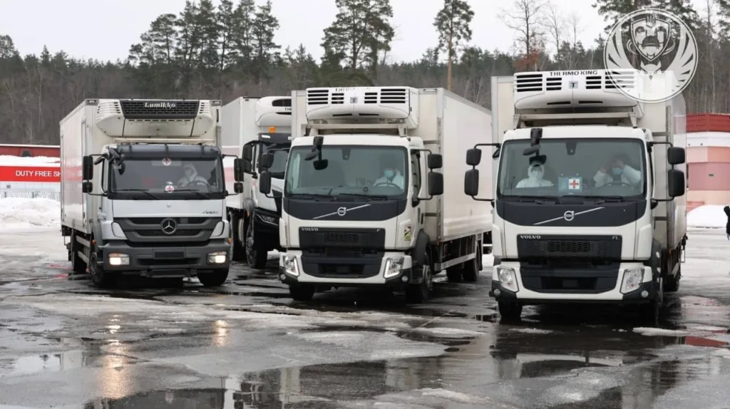 Рефрижераторні вантажівки на стоянці взимку