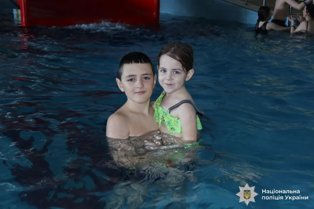 Діти купаються в басейні