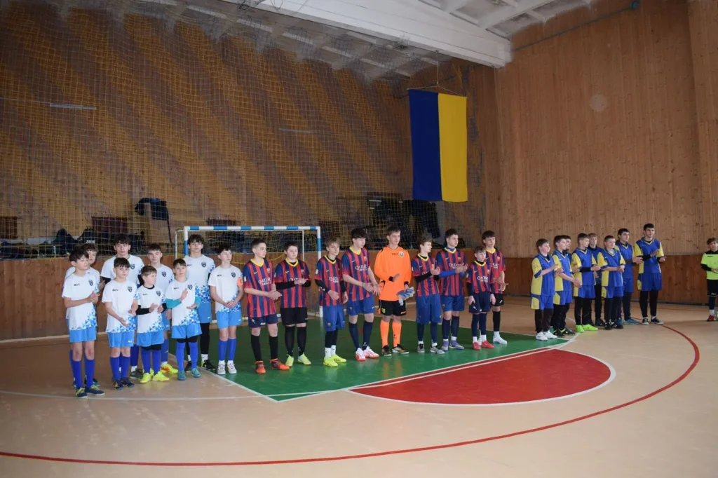 Юні футболісти перед матчем у спортивному залі