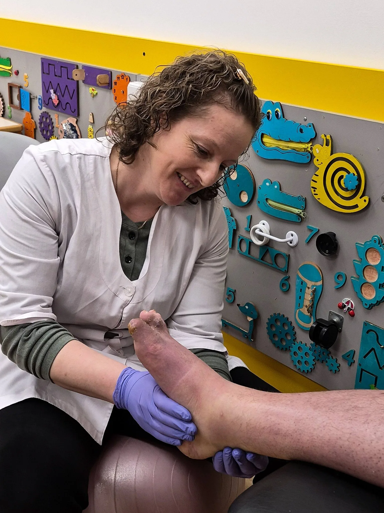 Медик оглядає ногу пацієнта у клініці