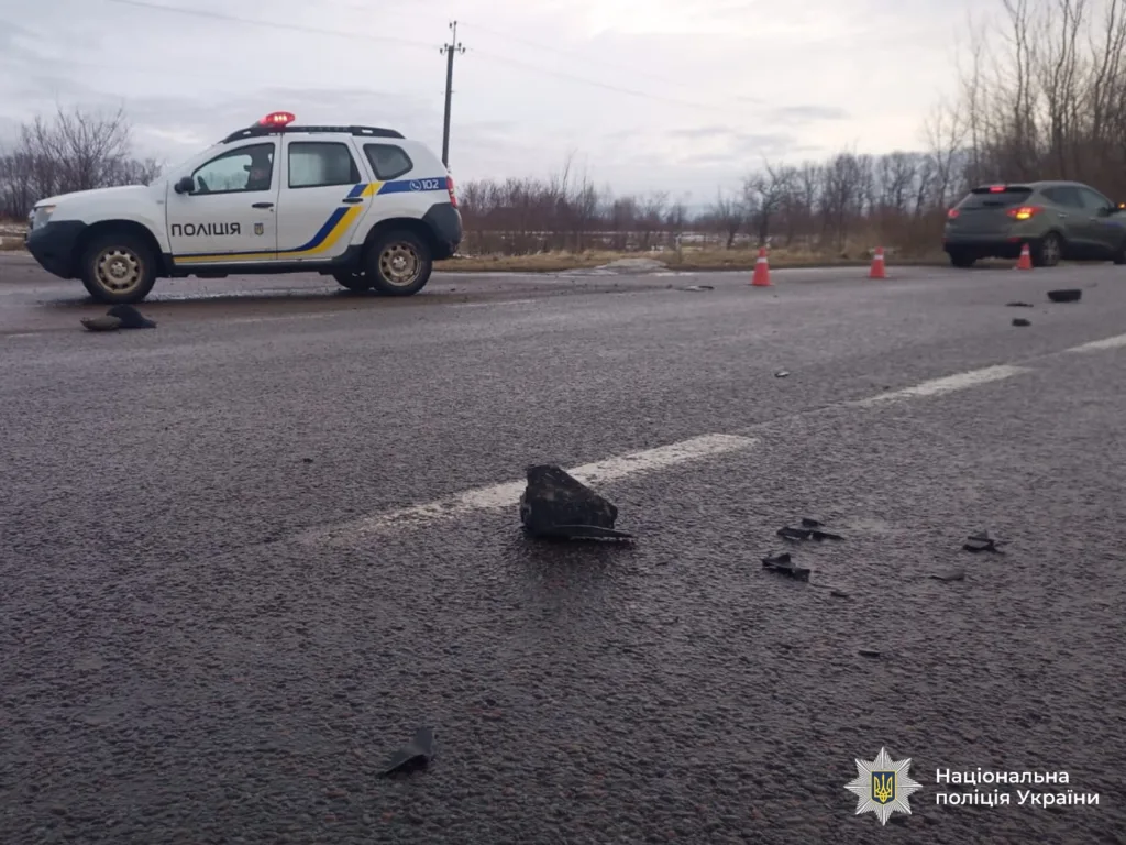 Поліцейська машина на місці ДТП на дорозі