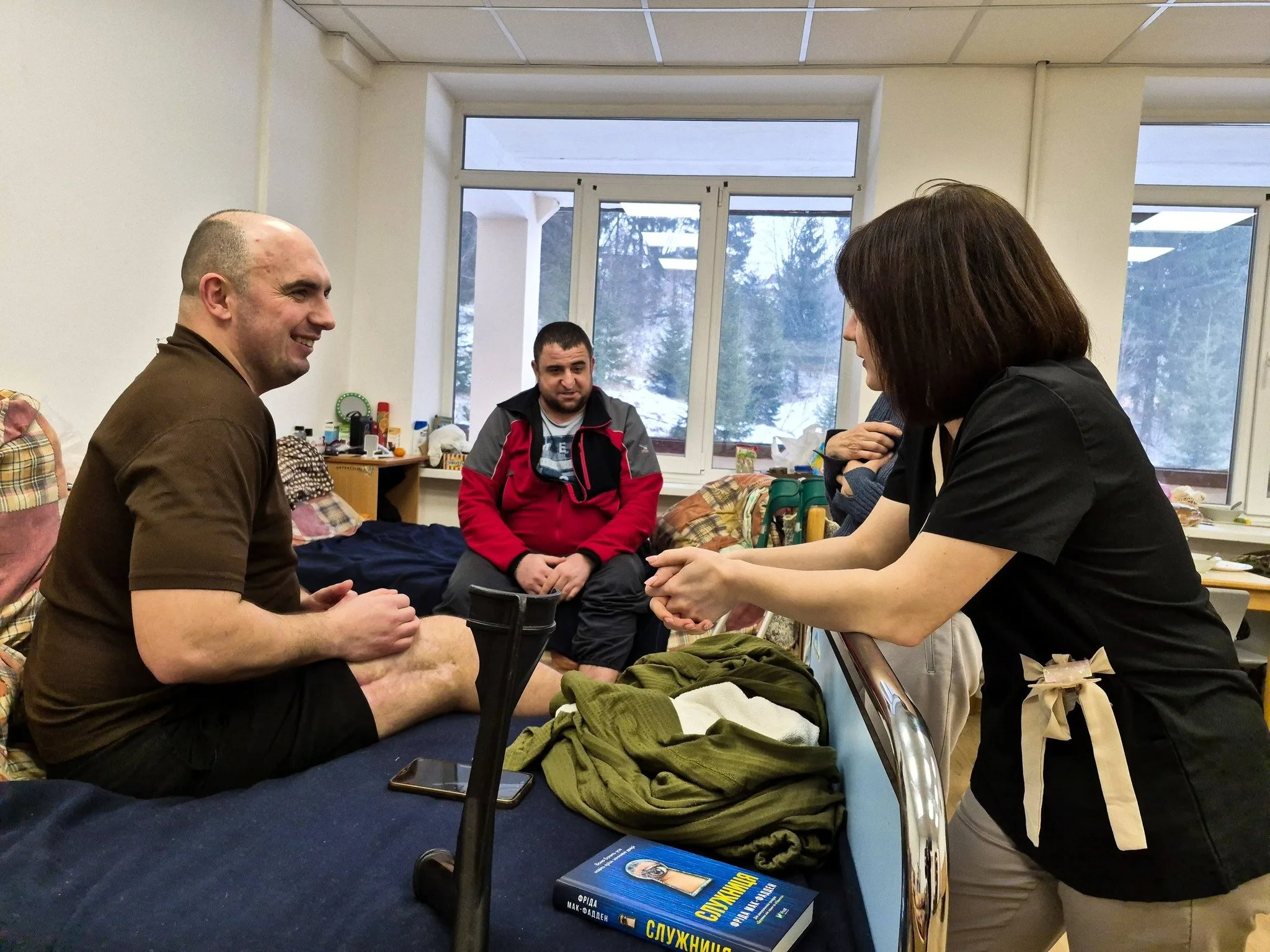 Лікар спілкується з пацієнтами у лікарняній палаті