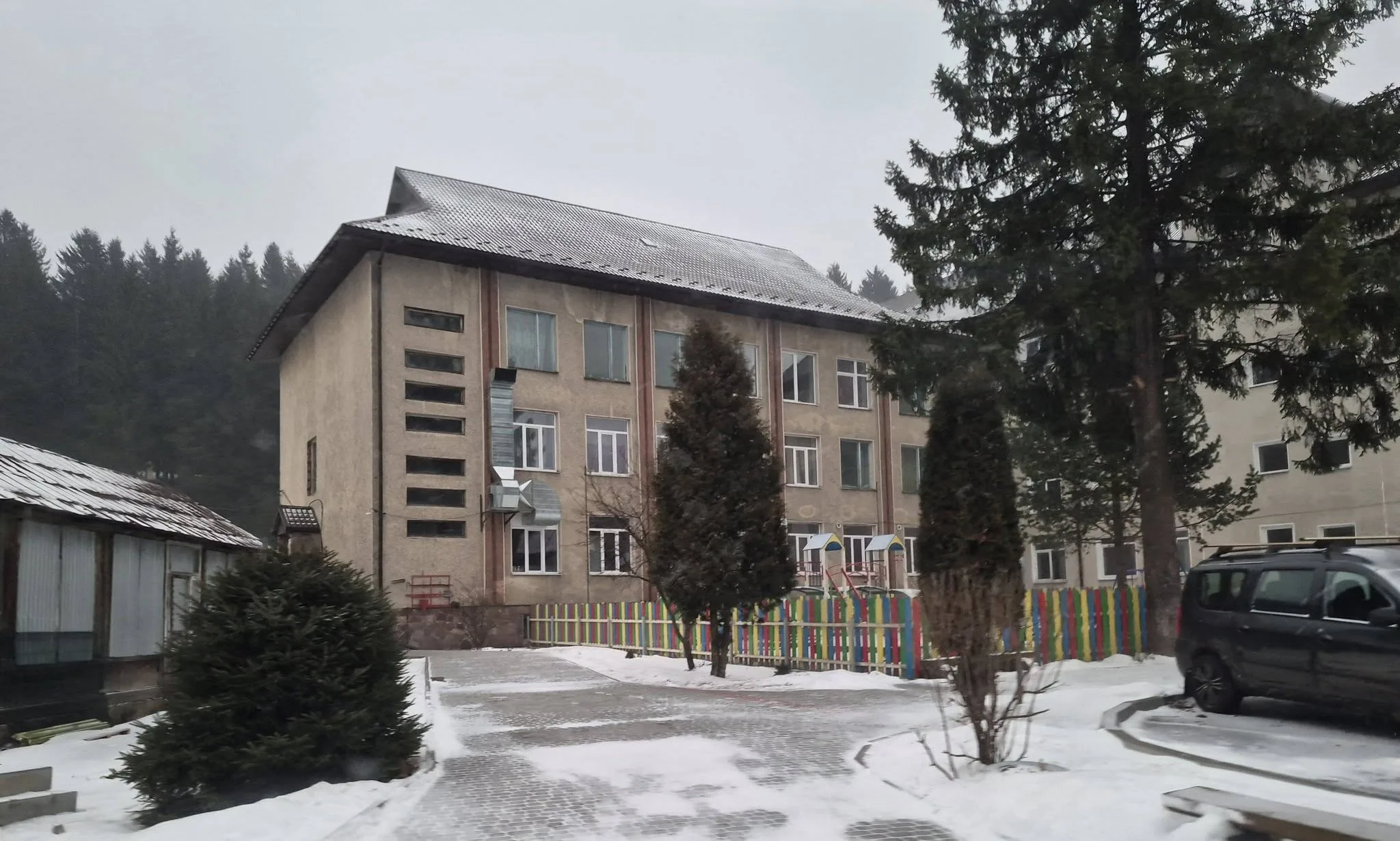 Зимовий двір біля шкільної будівлі в горах