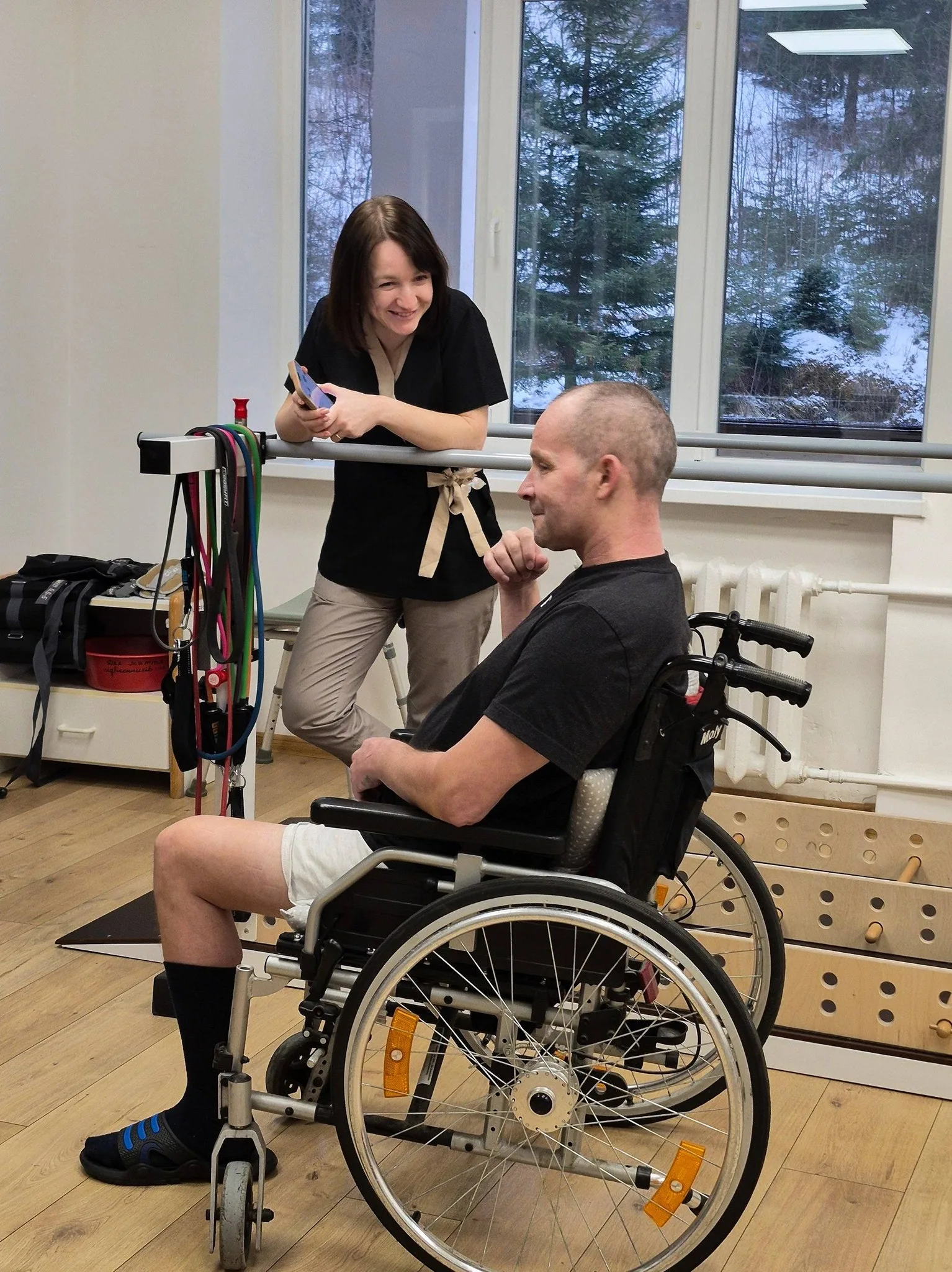 Реабілітація пацієнта у візку з терапевтом