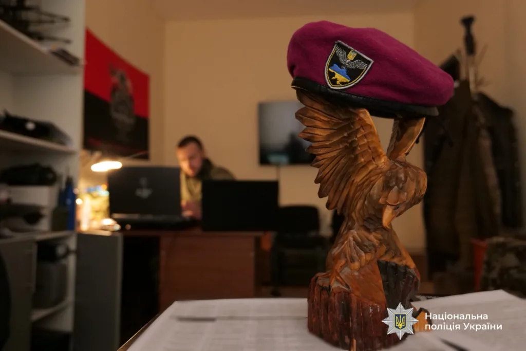 Берет на дерев’яному орлі в поліцейському офісі