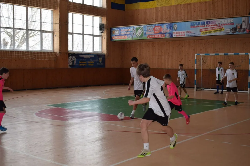 Діти грають у футзал у спортивному залі