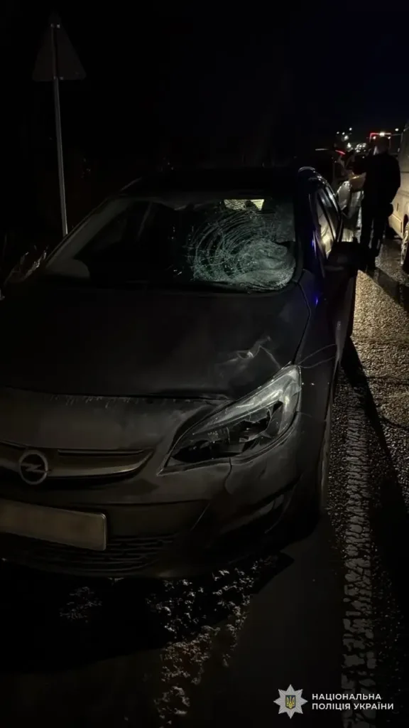 Пошкоджений автомобіль після нічної аварії