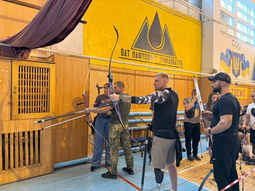 Лучники тренуються в спортивному залі Івано-Франківська