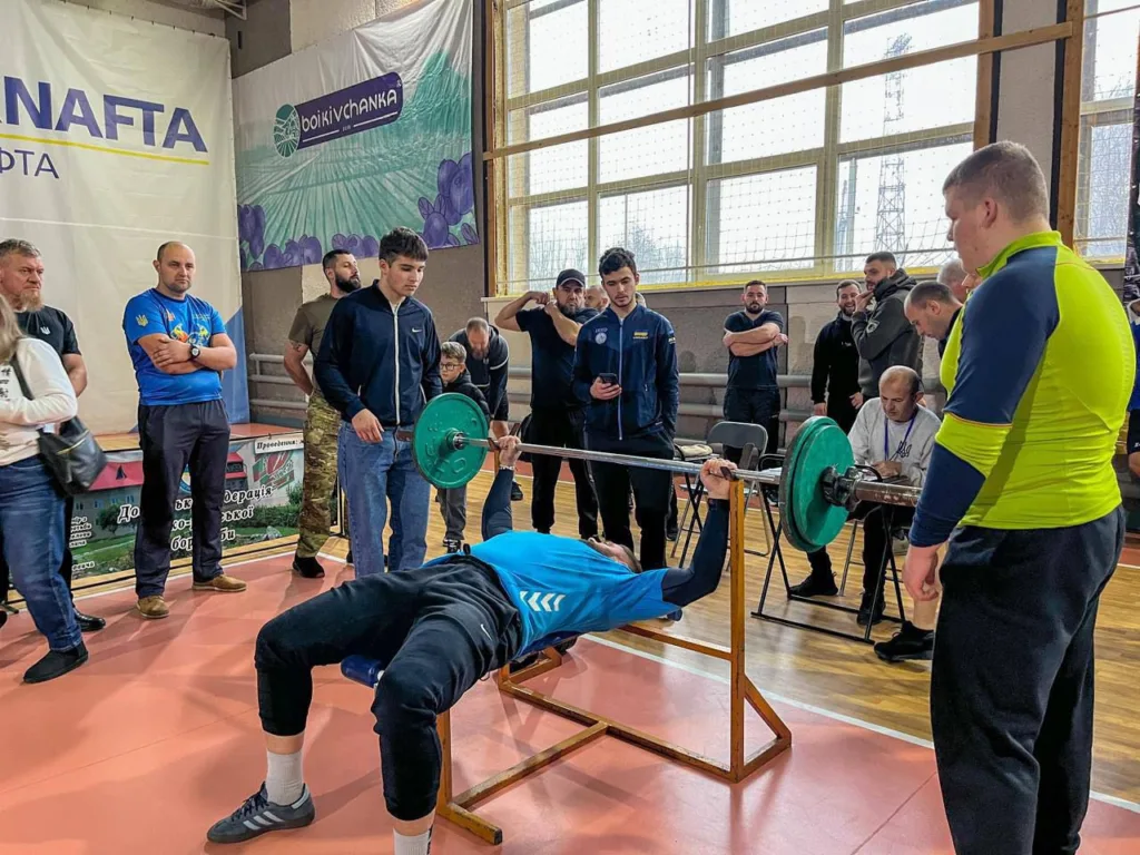 Змагання з жиму лежачи у спортивному залі