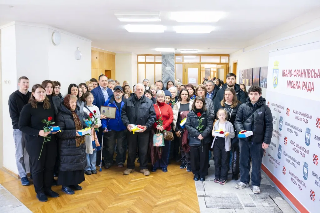 Група людей у приміщенні Івано-Франківської міськради