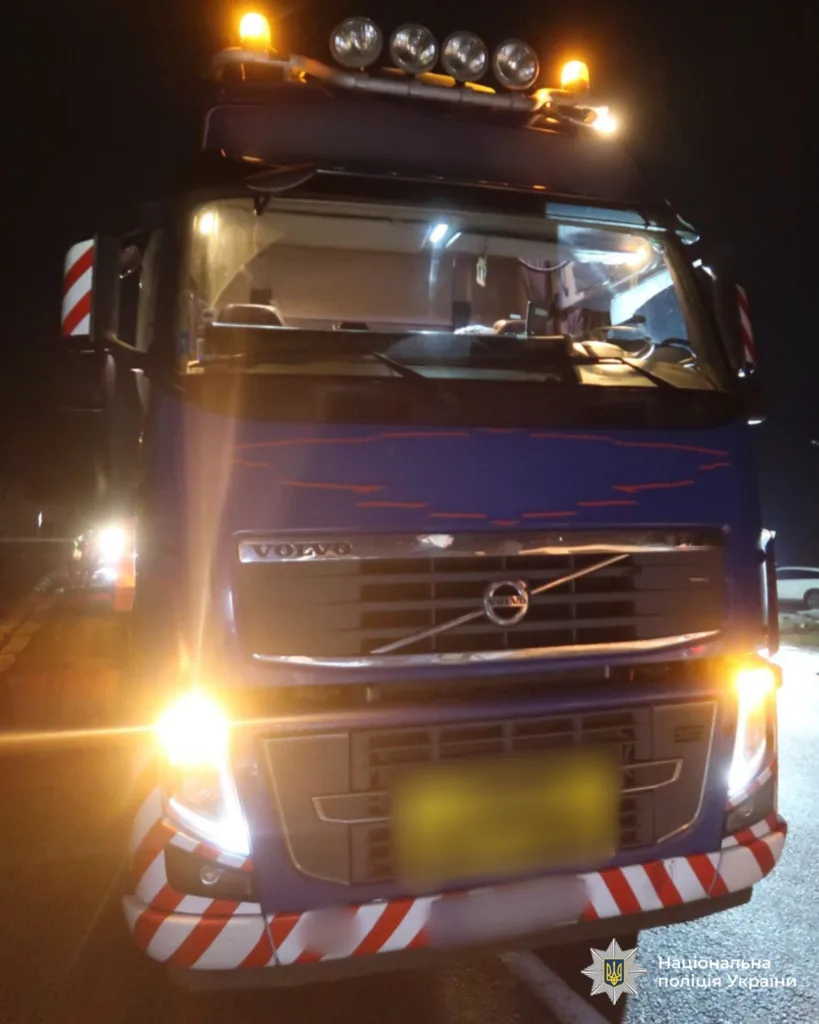 Вантажівка Volvo з увімкненими ліхтарями вночі