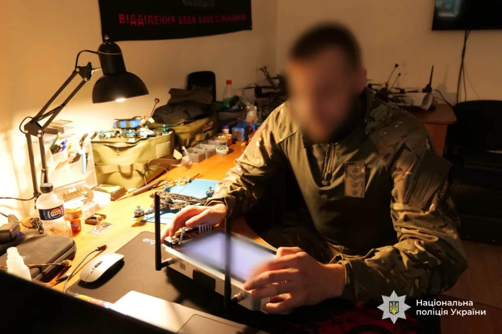 Військовий працює з технічним обладнанням на столі