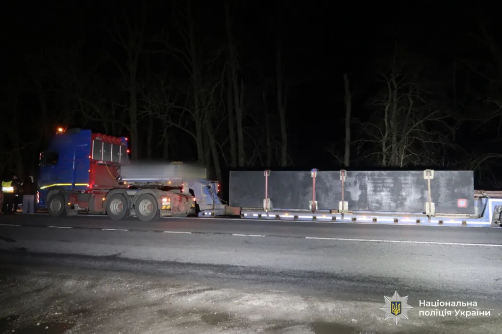 Вантажівка поліції України перевіряє великогабаритний транспорт