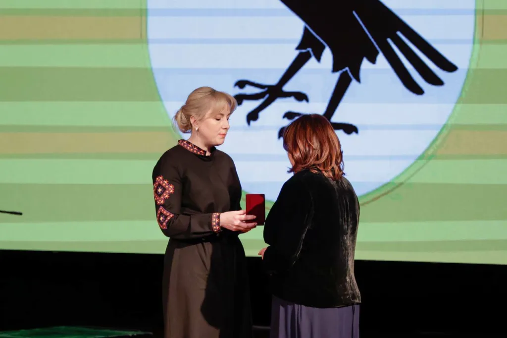 Жінки під час вручення нагороди на сцені