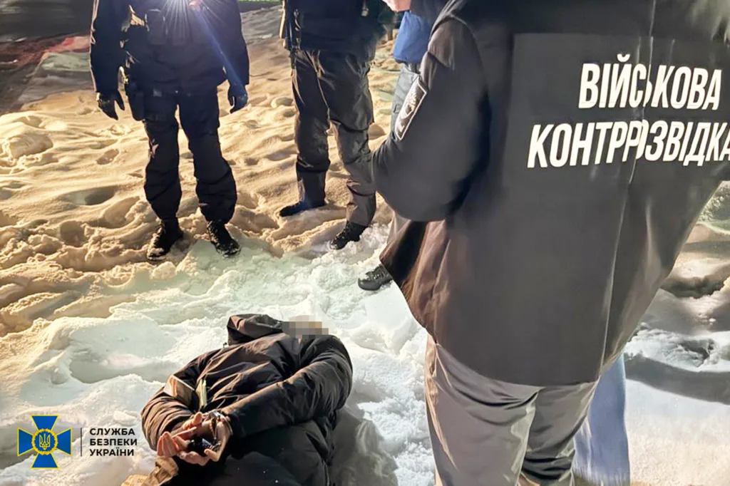 Затримання підозрюваного співробітниками СБУ на снігу