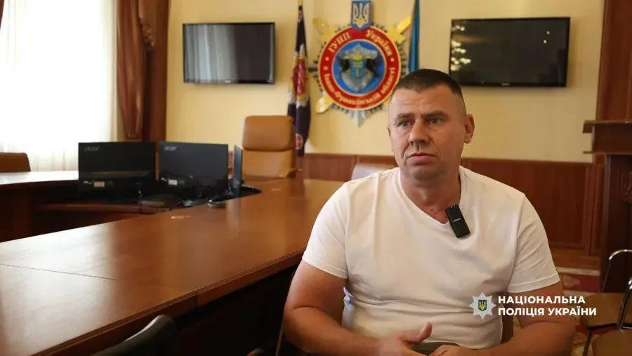 Чоловік у кабінеті Національної поліції України