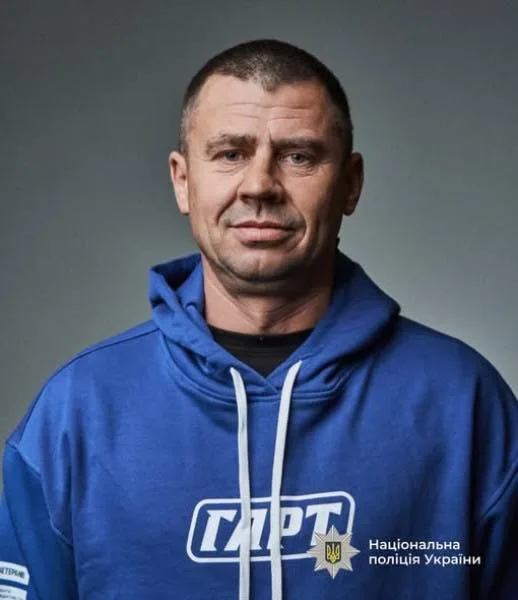 Чоловік у синій толстовці Національної поліції України