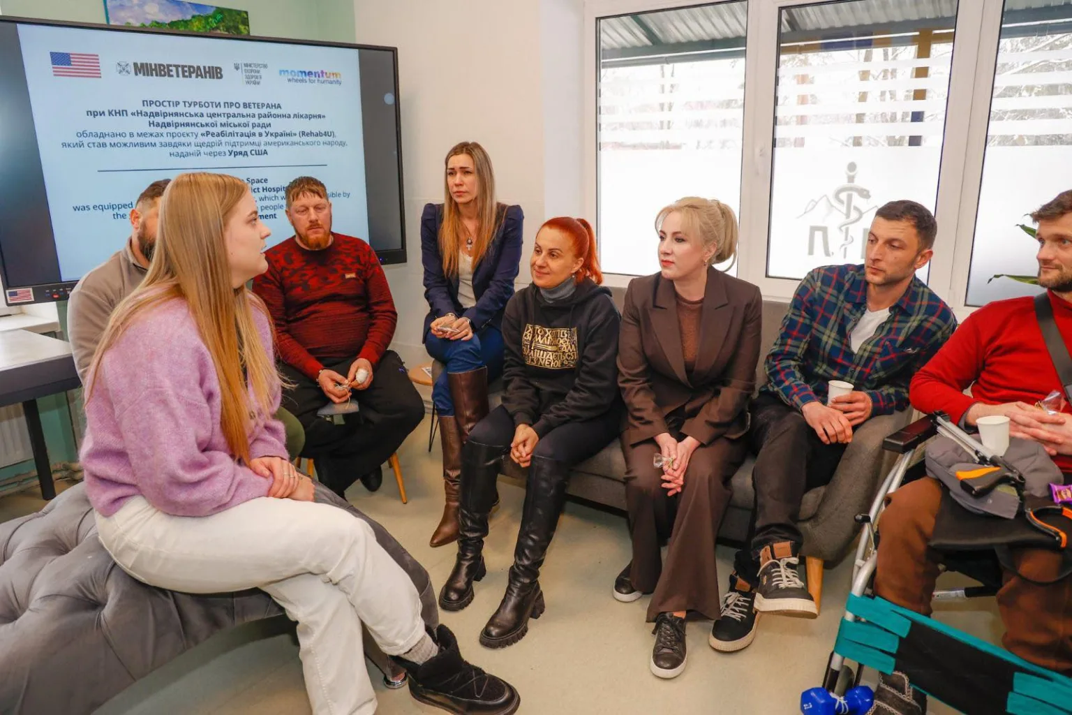 Група людей обговорює підтримку ветеранів у центрі