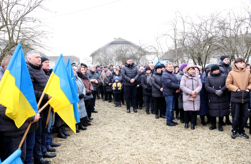 Люди з українськими прапорами на вуличному зібранні
