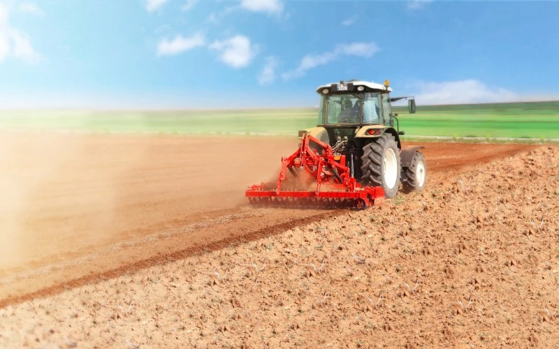 Трактор оре поле навесним плугом