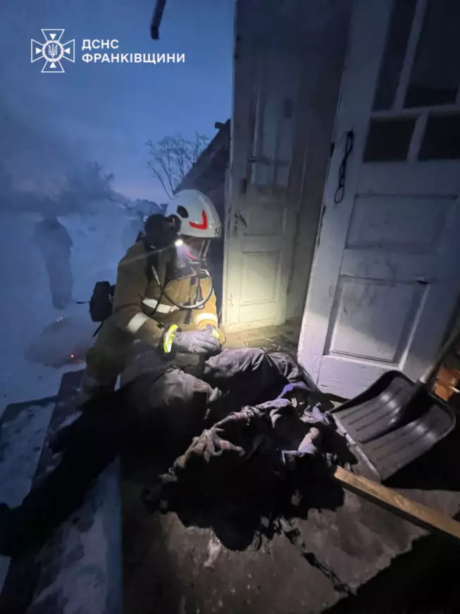 Рятувальник допомагає постраждалому після пожежі